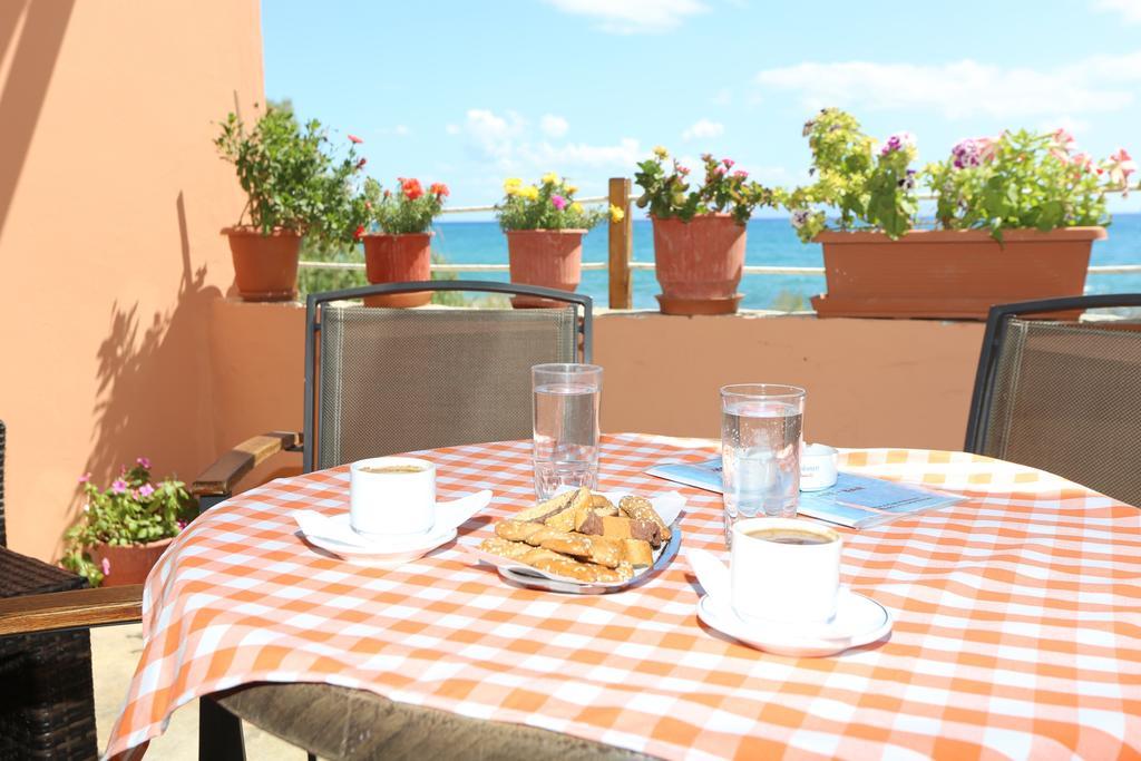 Akrogiali Hotel Plomari エクステリア 写真