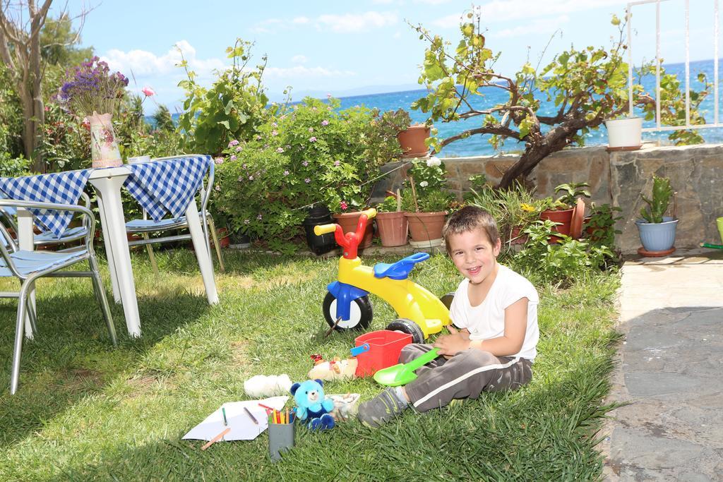 Akrogiali Hotel Plomari エクステリア 写真