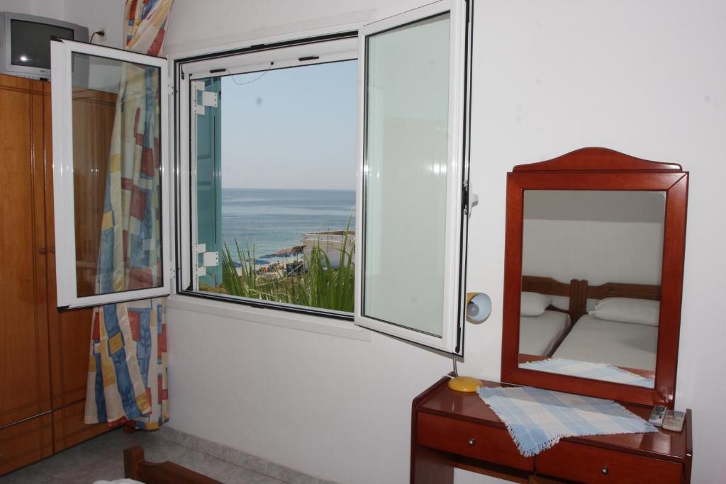 Akrogiali Hotel Plomari エクステリア 写真